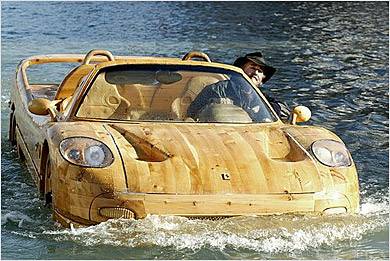 en bil i trä som kan köra i vaten+det är en ferrari