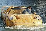 en bil i trä som kan köra i vaten+det är en ferrari