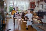 jag och min bror som något yngre han som sitter på stolen är min bror