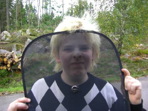 max tog upp ett solskydd som en bil tappade
