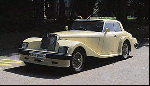 Lea-Francis Ace of Spades
Vänta nu... är detta på allvar? Inte en filmbil från 1970-talet? Inte en parodi på hur det skulle bli om man kombinerar två helt inkompatibla designstilar (1930-tal och 1970-tal)?
Redan namnet är helt omöjligt. Den som tillverkat detta monstrum kan uppenbarligen ingenting om bilar. Och då menar jag verkligen INGENTING. Om den går som den ser ut så får man nog lägga in backen när man ska framåt, dra i handbromsen när man ska svänga, och öppna bakluckan när man ska spy.