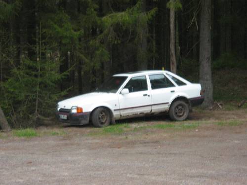 här är min päärla som nu har skrotats...
det va en ford escort 89 1.6i VIP utan ljuddämpare...