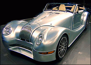 Morgan Aero 8
Morgans chefsdesigner har av förklarliga skäl ett väldigt tråkigt jobb, eftersom bilarna har sett ungefär likadana ut sedan 1940-talet. Så nu har han börjat fördriva tiden med psykedeliska droger. Resultatet är denna fantastiska hybrid av gammalt och nytt, ett muterat monster med ögon i kors och sopskyffel mellan framskärmarna. Varför?
Visserligen ska denna bil rent prestandamässigt vara ett riktigt monster, med vansinnigt många hästkrafter, och riktigt rolig att köra - men varför måste den även utseendemässigt vara ett monster? Varför?