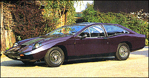 Marcos Mantis
De är ju lite charmiga, engelsmännen med sina kit cars. Marcos är ett av alla de där garage-företagen som är den verkliga orsaken till den engelska bilindustrins undergång och fall. Så länge bilar som dessa utgör drömmen för en bilentusiast vet vi att smaklösheten och dumheten regerar.
Denna \"design\" bjuder på flera intressanta överraskningar. Hjulen är för små för karossen, och hjulbasen för kort. Överhängen är med andra ord för stora både bak och fram. Lägg därtill en svajig karosslinje som inte kan bestämma sig riktigt för om den ska upp eller ner. Och som krona på verket ett tak som är minst en halvmeter för långt.
Som att försöka kombinera en Ford GT 40 med en Opel Commodore coupe från 1970-talet. Ja, du hör själv hur det låter...