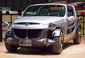 Daihatsu
(vet ej namnet - nån slags off-road-koncept)
Haha - denna bil måste vara något som en lustigkurre på Daihatsu har plockat ihop av alla delarna som de andra formgivarna slängde i en hög i hörnet. Ingenting passar ihop, och allting hänger löst lite hit och dit. Anskrämligt ful. Men lite skoj ändå.