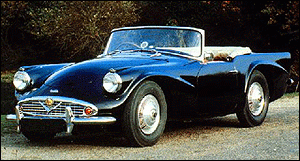 Daimler SP 250
Det enda som är läckert med denna bil, och som kan göra att man glömmer formgivningen en stund - eller kanske t.o.m. tycker att den är lite kaxig och fräck - är den tunga V8:an med sitt sköna mullrande. Men när motorn är avstängd kommer sanningen fram. Den överjästa bullmotorhuven, de groteska fenorna, kombinerat med de fullkomligt onaturliga och omotiverade svepande plåtvecken över hjulhusen, krönt av den platta grillen, som får bilen att se ut som en padda med tandställning.