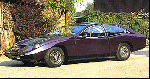 Marcos Mantis
De är ju lite charmiga, engelsmännen med sina kit cars. Marcos är ett av alla de där garage-företagen som är den verkliga orsaken till den engelska bilindustrins undergång och fall. Så länge bilar som dessa utgör drömmen för en bilentusiast vet vi att smaklösheten och dumheten regerar.
Denna \"design\" bjuder på flera intressanta överraskningar. Hjulen är för små för karossen, och hjulbasen för kort. Överhängen är med andra ord för stora både bak och fram. Lägg därtill en svajig karosslinje som inte kan bestämma sig riktigt för om den ska upp eller ner. Och som krona på verket ett tak som är minst en halvmeter för långt.
Som att försöka kombinera en Ford GT 40 med en Opel Commodore coupe från 1970-talet. Ja, du hör själv hur det låter...