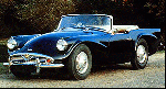 Daimler SP 250
Det enda som är läckert med denna bil, och som kan göra att man glömmer formgivningen en stund - eller kanske t.o.m. tycker att den är lite kaxig och fräck - är den tunga V8:an med sitt sköna mullrande. Men när motorn är avstängd kommer sanningen fram. Den överjästa bullmotorhuven, de groteska fenorna, kombinerat med de fullkomligt onaturliga och omotiverade svepande plåtvecken över hjulhusen, krönt av den platta grillen, som får bilen att se ut som en padda med tandställning.