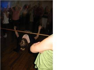 Gabi tog bil när vi gick limbo på skoldiscot. Jag kom 2:a och jag är typ näst längst i klassen