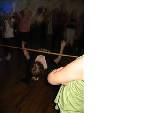 Gabi tog bil när vi gick limbo på skoldiscot. Jag kom 2:a och jag är typ näst längst i klassen