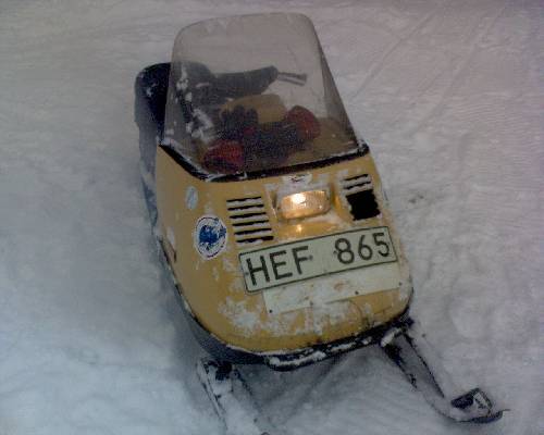 Min första skoter, det vart dock för slött med 50km/h i toppfart men det är fixat nu, 98m/h enligt GPS
Borrad cylle,ca 285cc, portad, planad topp hemmabyggt effekt rör