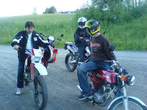 Jag och några polare ute med mopederna :) (Hemma Pimpad hjälmm som jag tog på mig för att se folks reaktioner, dom hatade den, jag började andvända den mer :) )