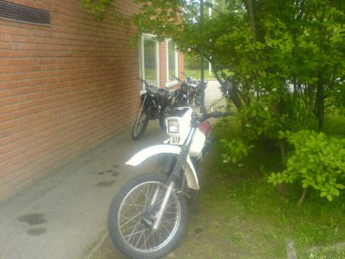 Jockes Dt\"50\", Eriks RRX, Ackes Senda, Stinas Senda och Mickes Puch i bakrunden