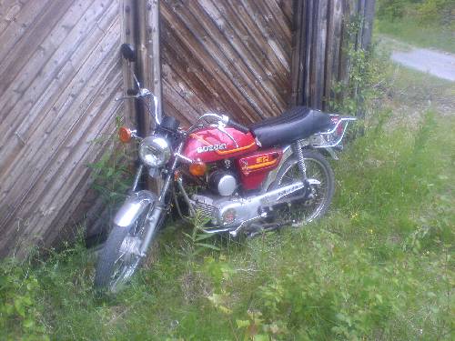 min moped, numera borrat upp cyllen till 47mm, vilket med 38,7mm slaglängd(Orginal på K50) ger 65,5cc!! även portad, planad topp, 20mm förgasare, dock orginal avgassystem :/