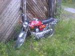 min moped, numera borrat upp cyllen till 47mm, vilket med 38,7mm slaglängd(Orginal på K50) ger 65,5cc!! även portad, planad topp, 20mm förgasare, dock orginal avgassystem :/