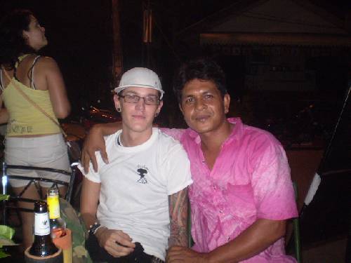 Hmm.. jag ser skum ut med keps och glasögon :(
Men detta är iaf i Thailand och snubben brevid mig heter Zack ;P