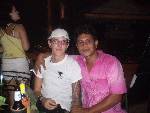 Hmm.. jag ser skum ut med keps och glasögon :(
Men detta är iaf i Thailand och snubben brevid mig heter Zack ;P