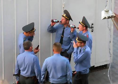 Några ryska poliser tar det lugnt