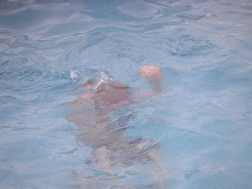 min bror i våran pool ^^