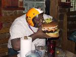 hamburgaren är licka stor som han Tia! !  !  !!  LETT ! ! ! ! !