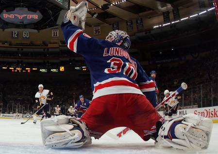 Lundqvist arsle mitt i kameran!!!! ( Ludqvis ägeeeeeer)!!!!!! :)