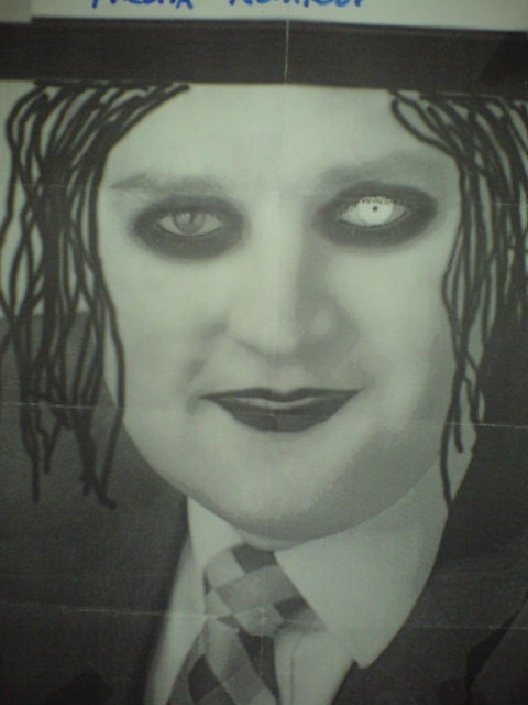 gjorde om fredrik reinfeldt i photoshop så nu ser han ut som marilyn manson