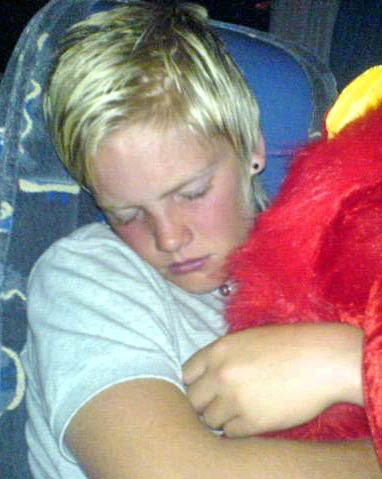 haha ligger o gosar med sin filt xD (han är 15 år)