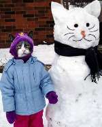 cool en katt av snö och en va!? en kattmänniska!?