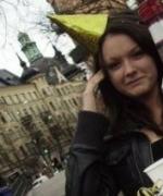 "din hatt håller på att ramla!"