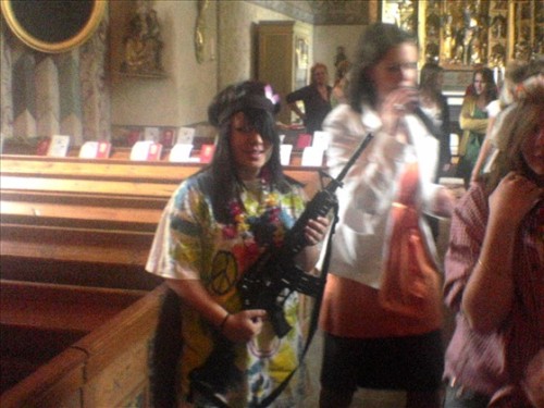GAMMAL konfa i kyrkan, Ja va hippie.