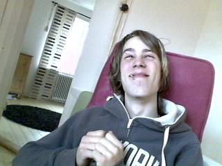 ja sitter i en stol hahaha