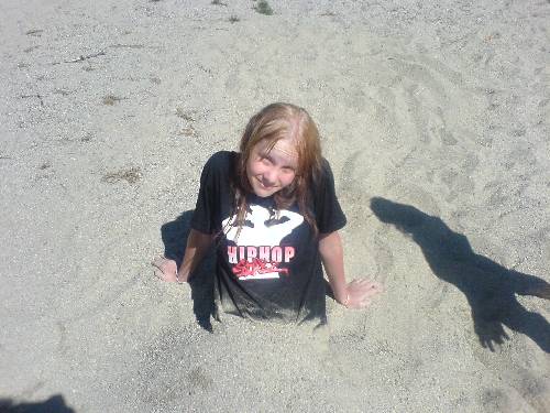 Kajsa med lite sand över bena ;)