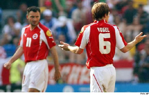 Johann Vogel ser oförstående ut efter sitt 2:a gula kort i matchen mot Kroatien i em 2004 (0-0)