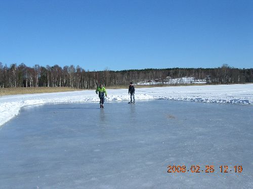 vi åker skridskor på isbana vi plogat upp