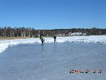 vi åker skridskor på isbana vi plogat upp