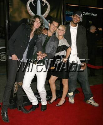 Cobra starship m.fl Beckett Längst åt vänster