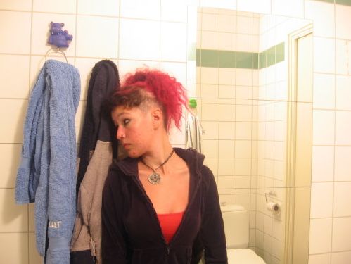 jag med rosa hår under cut och brun svart lugg