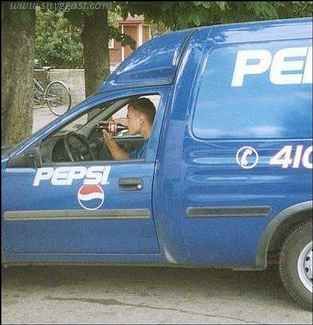 driker cola i en pepsi bil