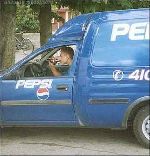 driker cola i en pepsi bil