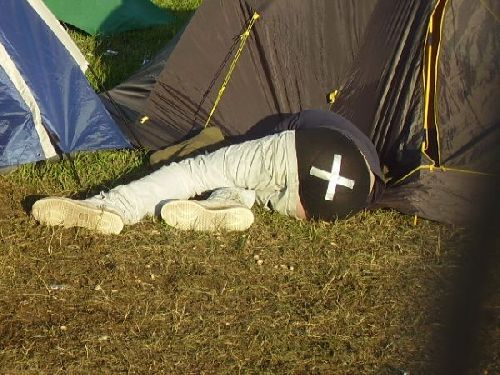 däckad på festival efter 10 7,5 or:P med ett silverkryss på arslet.