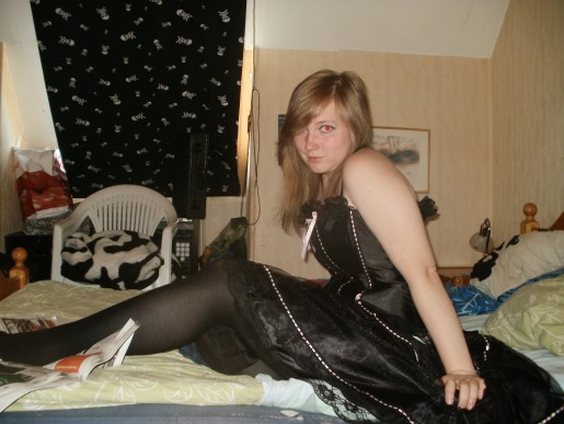 Ni måste ju medge att jag ser lite bra ut på denna bilden? Om inte jag så korsetten o kjolen! ;o