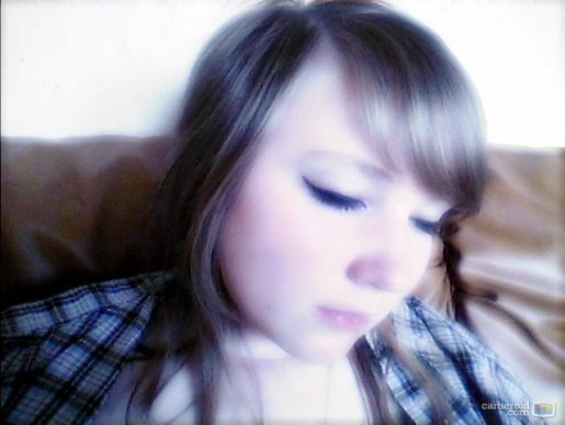 NEEEEI jag sover INTE xP Haha. Jag skulle se hur sminkningen blev när jag blundade och ja..bilden blev ändå snygg ^-^