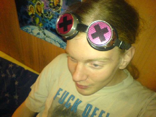 Jag leker emo... :P Lånade mitt ex googles.. :P