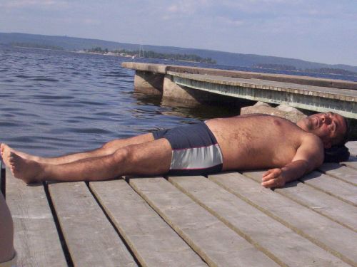 han låg fan och snarka i tre timmar nere vid Lindöbadet i sommras x'D La honom på ämne: djur för ahn ser ut som en flodhäst när han ligger där och snarkar!