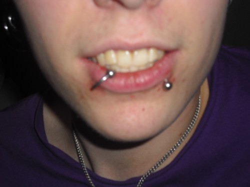 Min sötis piercade min läpp :D