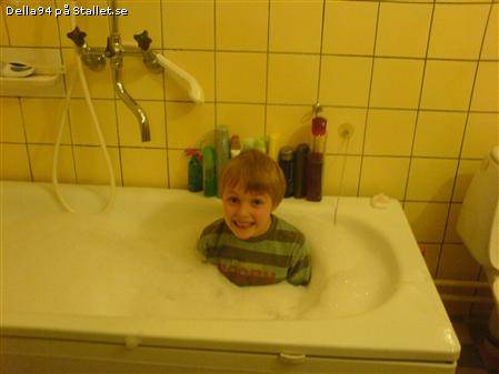 det här är altså jag när min mammas flickvän häde i mig med klädderna på hihihihihihihi
(jag erkener det va faktist ganska roligt)