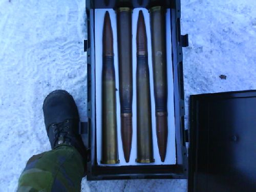 Strf 9040 amo... min sko är strl 43.. det finns 250 skott i mag å 500 i lådlagringen, så det är en del ;o)