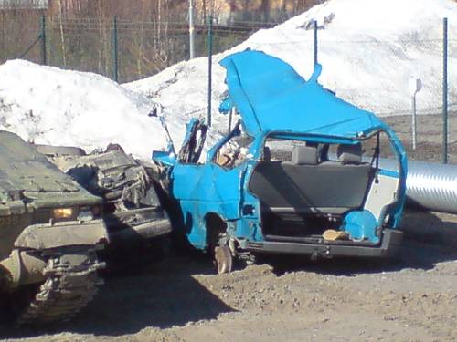 bilen jag körde över i lumpen med en strf9040, lägg märke till volvon te vänster, den blev det inte mkt kvar av...
