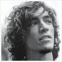 jag vill också se ut sådär... Det är Brandon Boyd, sångaren i incubus för alla obildade människor som inte vet vem han är :P