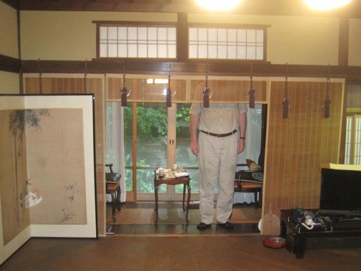 2m lång man på besök i Japan